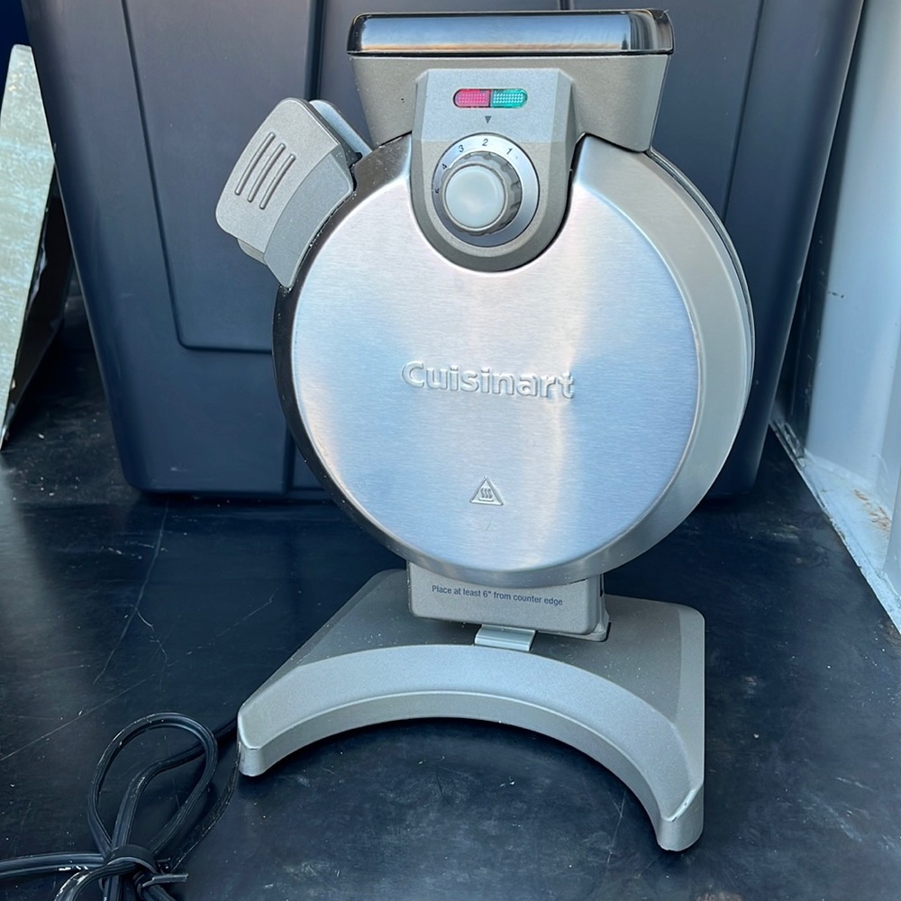 Waffle maker. Cuisinart. Kitchen. Silver.